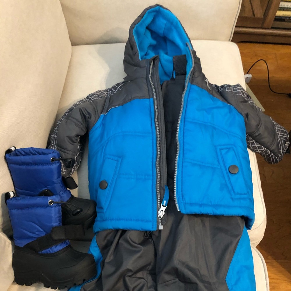 NWOT toddler boys 18 mos snow suit.